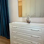 Seasons 2, Kompleksi Dielli Feriehus *